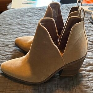 Universal Threads Suede Ankle Booties V Cutout Stacked Heel Taupe Neutral Size 7